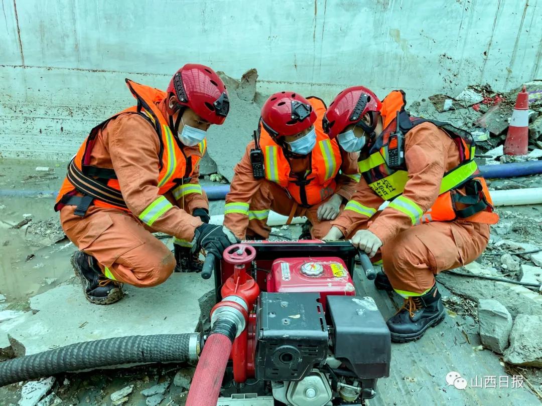 一个半小时排水10吨！山西消防在河南展开抢险救援