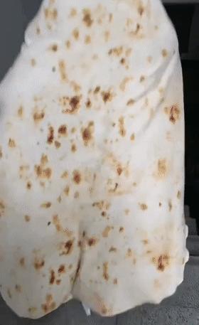 搞笑gif，哥们梦中初吻被狗子夺走了！实在没忍住笑