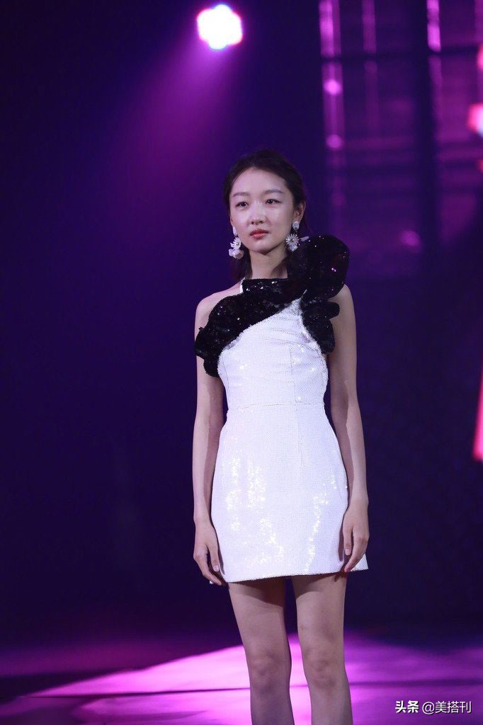 周冬雨黑色礼服写真凹造型,周冬雨身材娇小可爱十分美丽动人