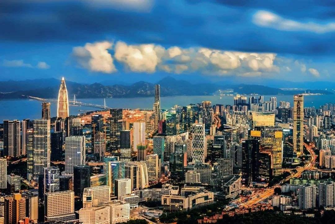 香港中华总商会会长蔡冠深,香港新华集团董事长蔡冠深