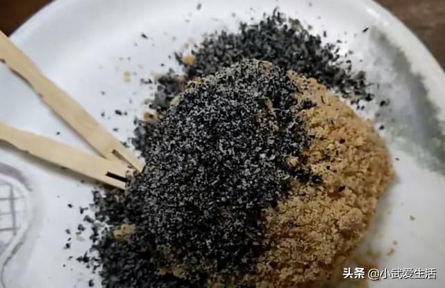 台湾人气小吃烧麻糬，糯米团煮熟蘸花生粉，软糯香甜吃过就忘不掉