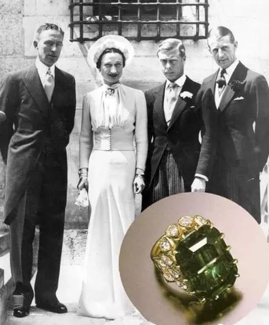 何猷君求婚钻戒有多大,何猷君求婚戒指戴哪个手指不知道