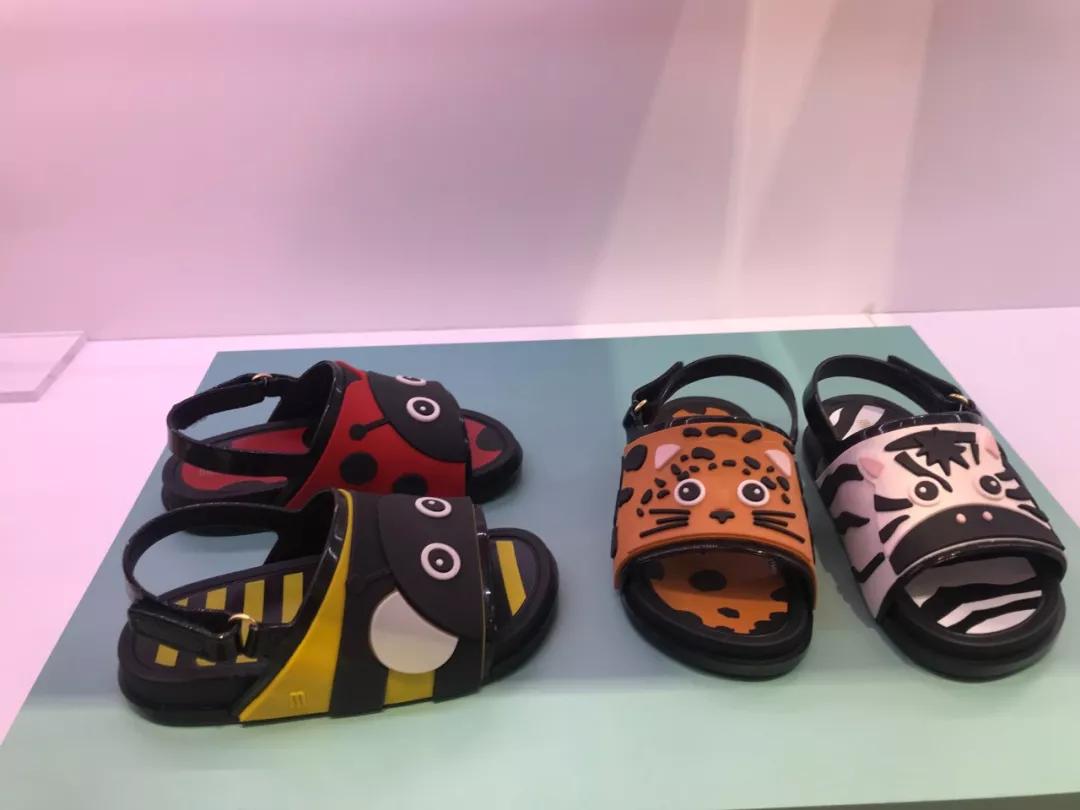 高颜值凉鞋小孩,什么材质的凉鞋鞋底最软