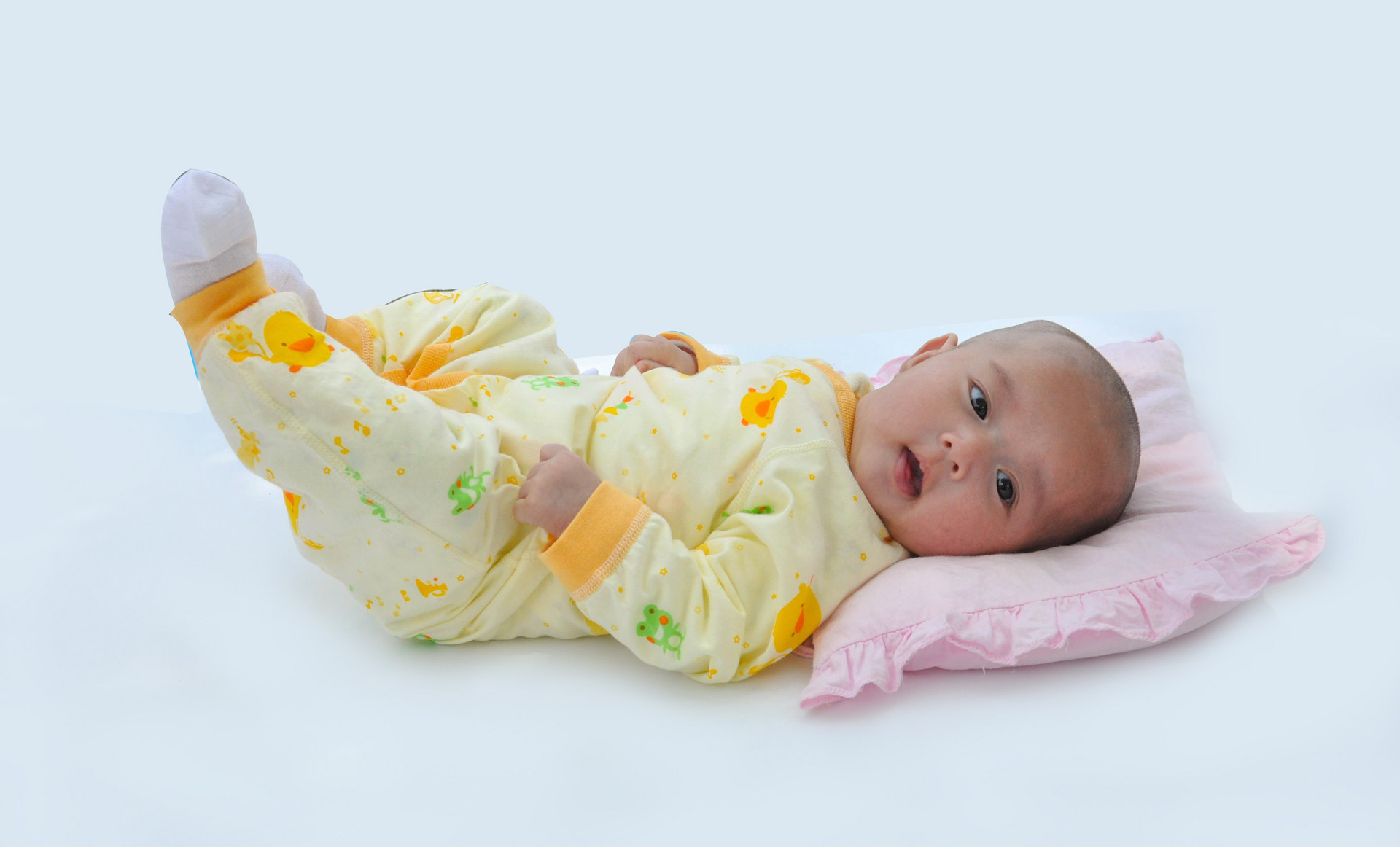 小孩穿衣服千万得注意,儿童穿不合格的衣服