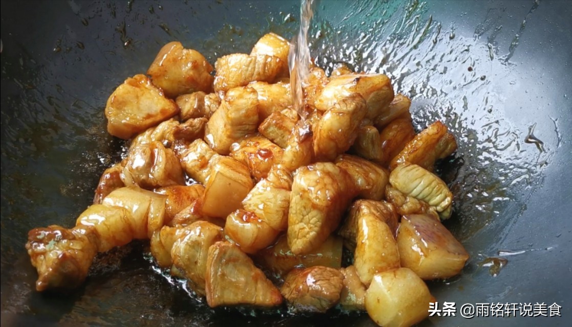 红烧肉炖土豆入口即化,红烧肉炖土豆软糯不油腻