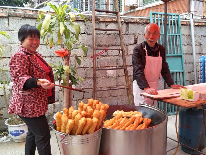 面点大师炸油条视频教程,把油条炸得又酥又脆的方法