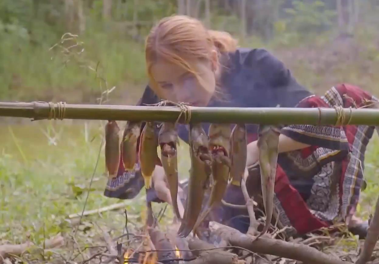 漂亮的野外烤鱼,野外吃美味烤鱼