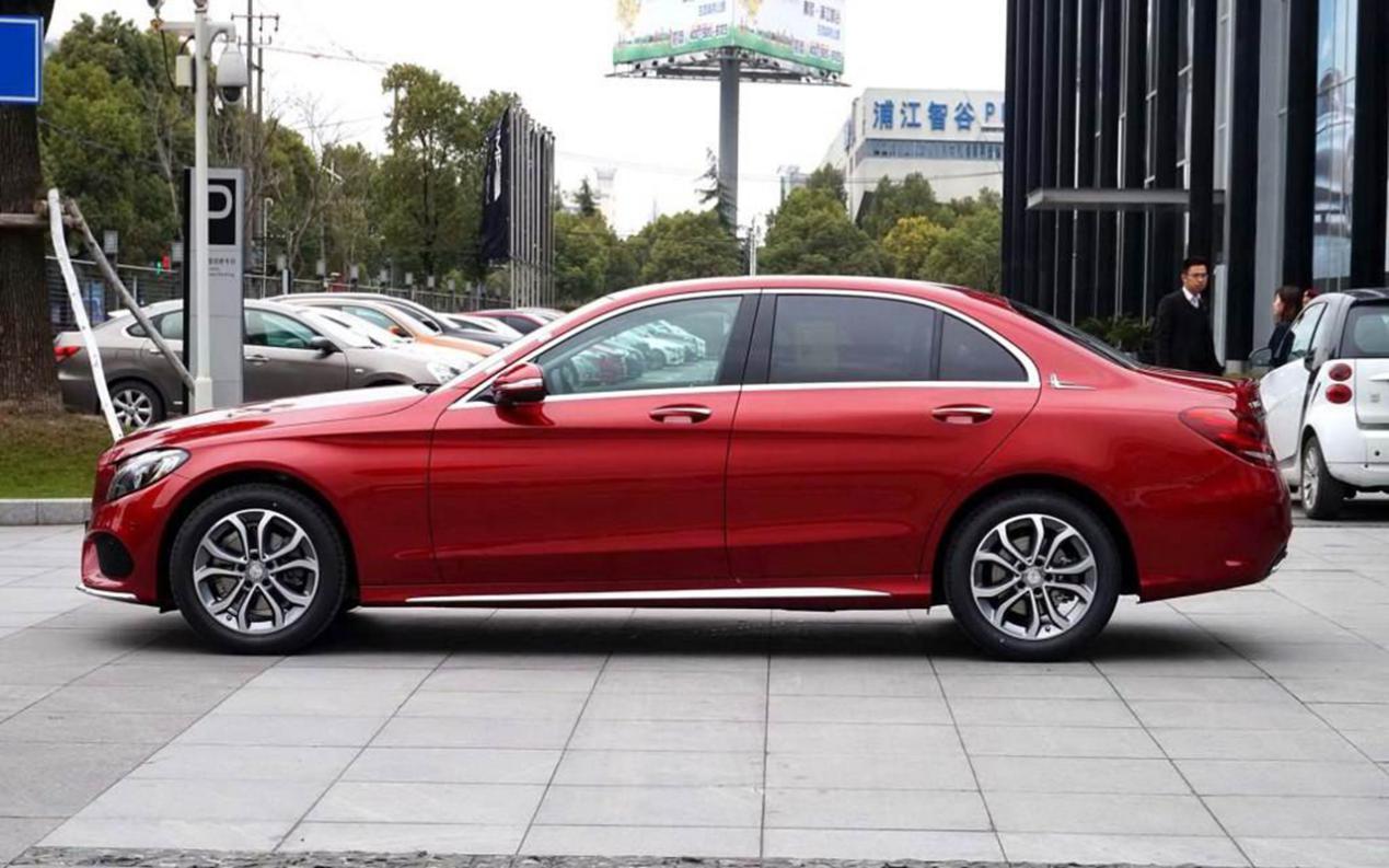 奔驰c级现在值得买吗还是等新款,奔驰c级能买到以前的老款吗