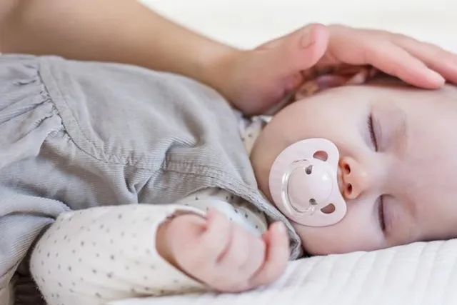 给宝宝用安抚奶嘴影响长牙吗,给宝宝用安抚奶嘴嘴巴会凸吗