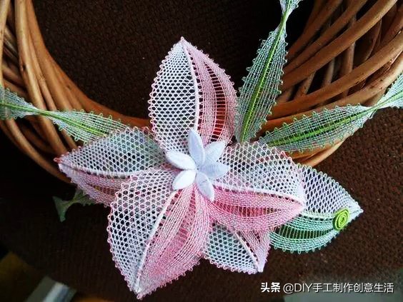 只是用针穿上了线不断绕圈打结,做出来的仿真花竟然比钩的还好看
