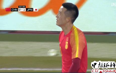 这动作比韦世豪恶劣多了：30岁国脚再现1爆头式犯规