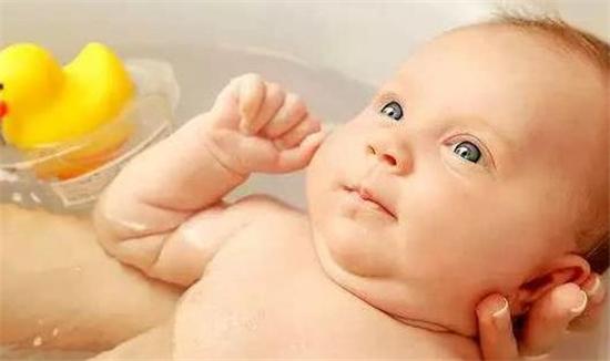 3岁宝宝一洗澡就大哭，医生检查身体没问题，罪魁祸首是奶奶