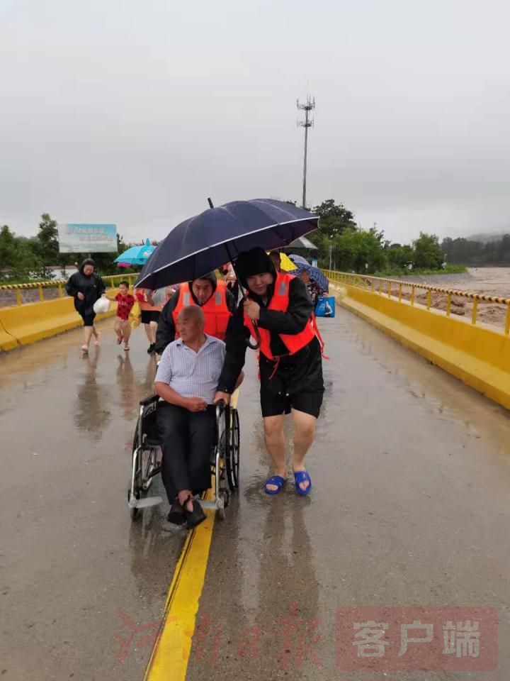 【*徽警**闪耀抗洪防汛一线】勇者无畏搏激流，“超级英雄”杨旭恒是如何炼成的？