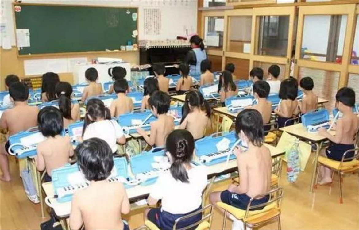 上课“脱衣”刺激发育，日本“裸体教育”惹争议：这不是耍流氓吗