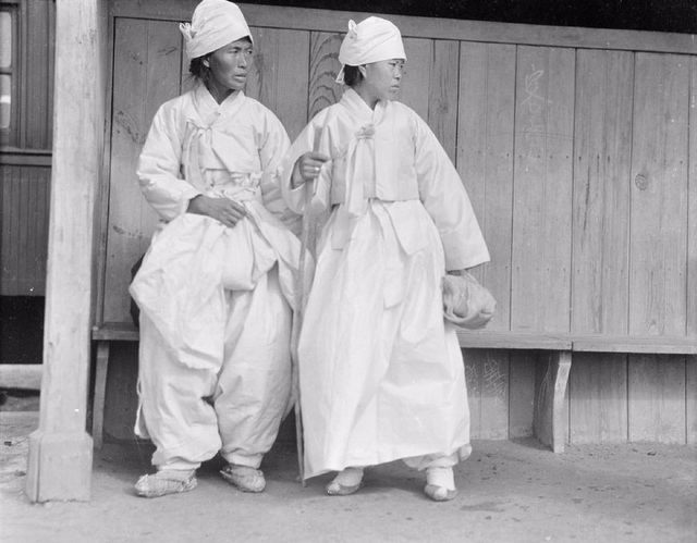 日本统治下的朝鲜老照片：百姓面无喜色，妇女露乳装被取消