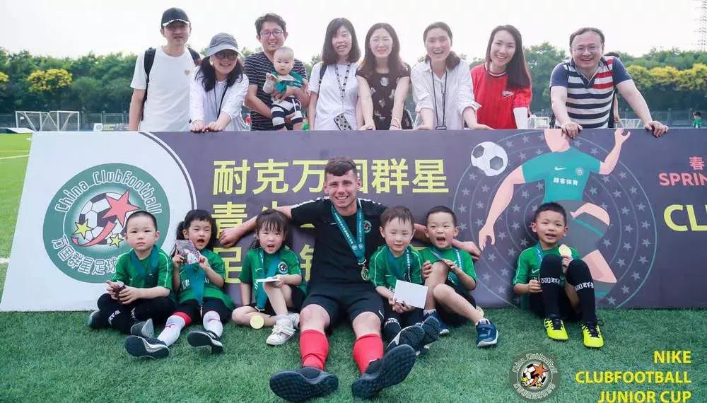 父亲节和儿子一起踢球,父亲节爸爸篮球赛