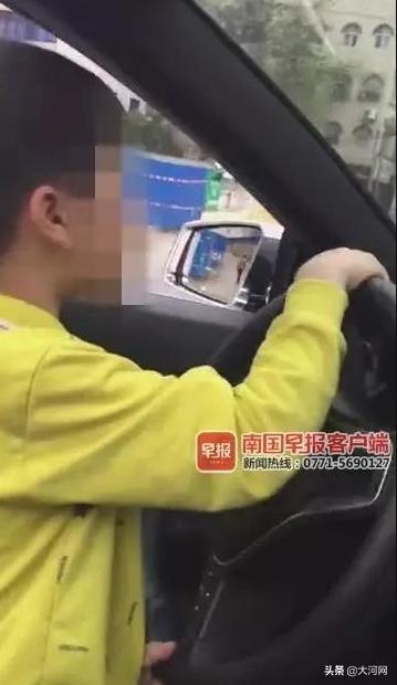 4岁男童开轿车,副驾驶坐着小女孩!家长理由让人无语