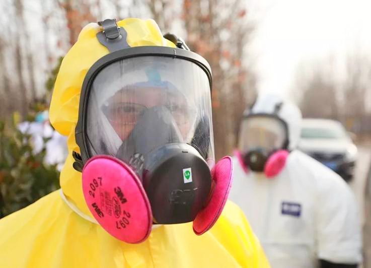 医护人员与孩子隔空喊话,抗疫医生隔空喊话