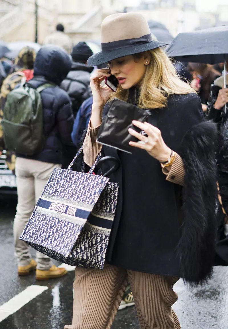 刚认识的女朋友情人节送什么礼物,情人节送四十多岁女朋友什么礼物