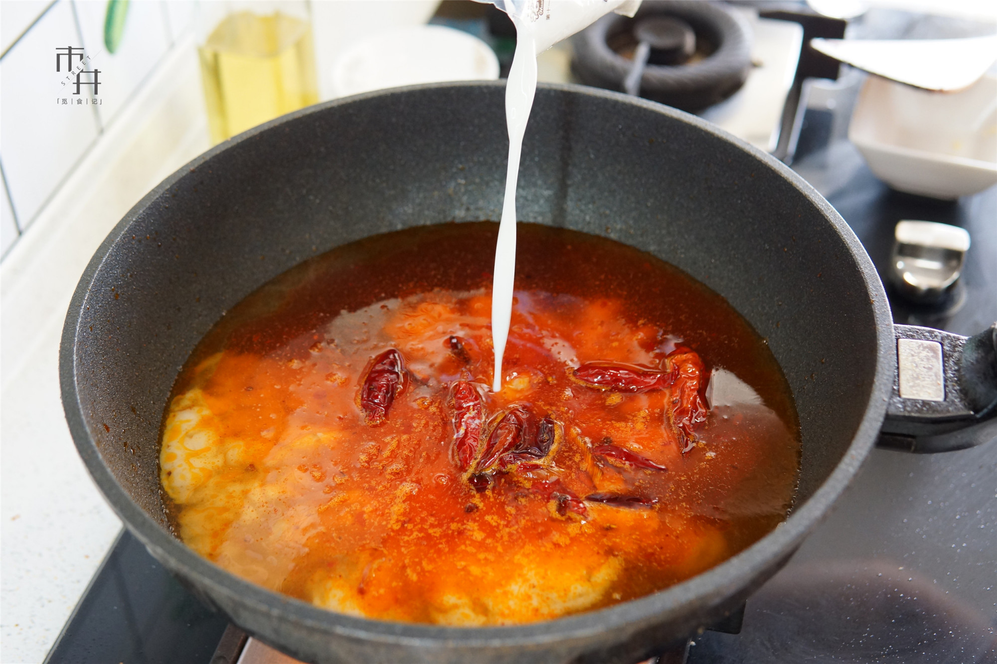 麻辣烫的汤底怎样熬制才好喝,做麻辣烫倒纯奶什么味