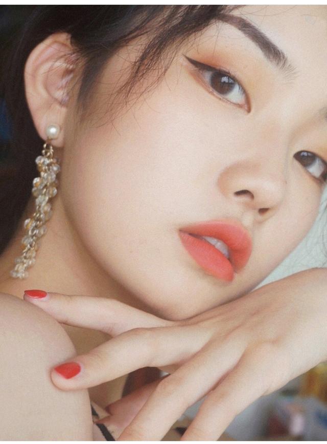 单眼皮化妆大地色系眼妆详细图解,无眼妆单眼皮高级感妆容教程