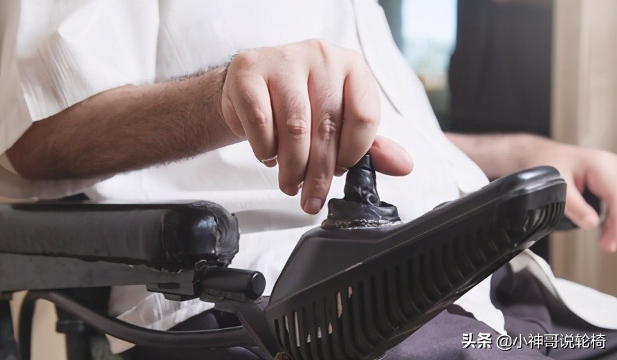 70岁的老人用什么轮椅？高龄老人能用电动轮椅吗