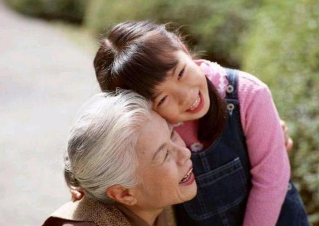 为啥老人身上总有一股味？建议：50岁后远离3个习惯，老了或没味