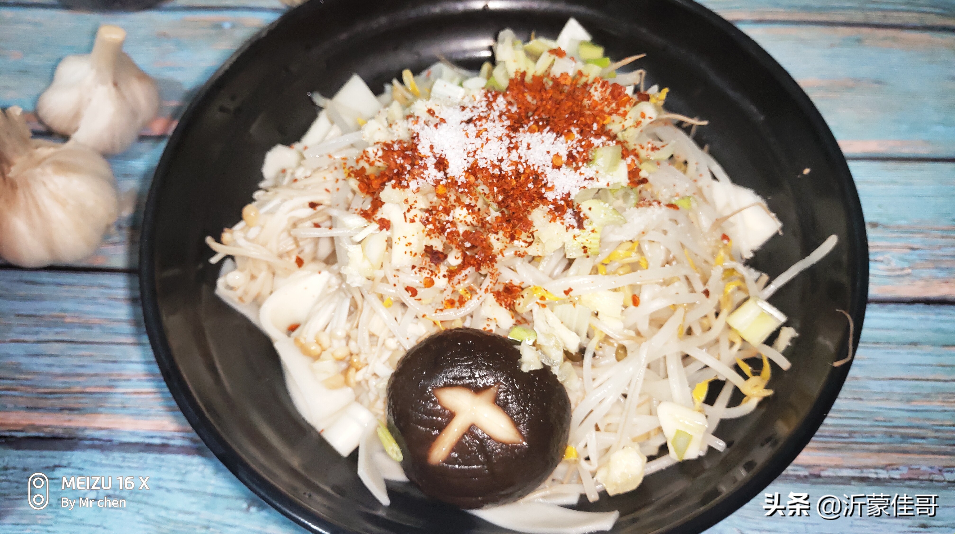 香喷喷热腾腾的油泼面,陕西小吃香喷喷的油泼面