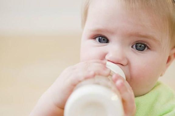 刚喂完奶宝宝打嗝怎么回事,刚喂完奶的婴儿吐奶打嗝怎么办