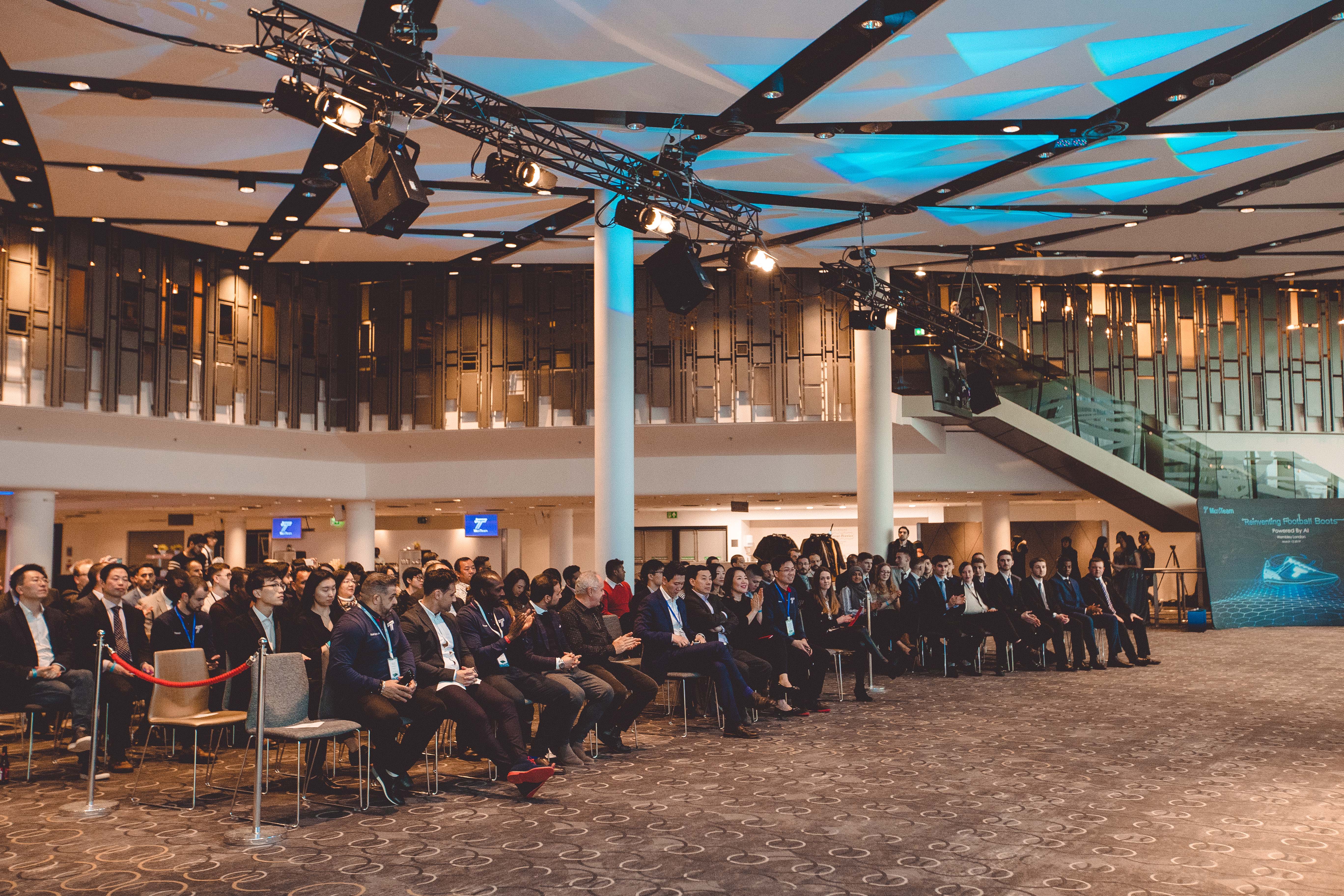 伦敦副市长与微队队长联袂演示智能足球感知技术