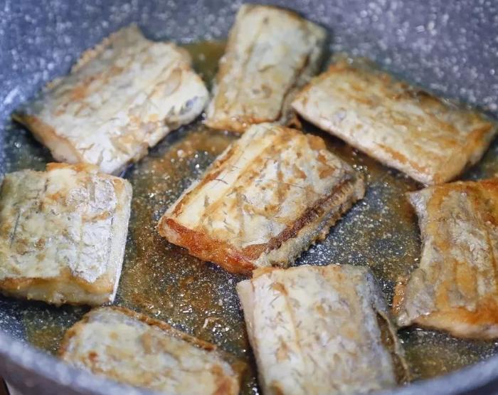 煎带鱼裹面粉的家常做法,煎带鱼怎么能裹上厚厚的面粉