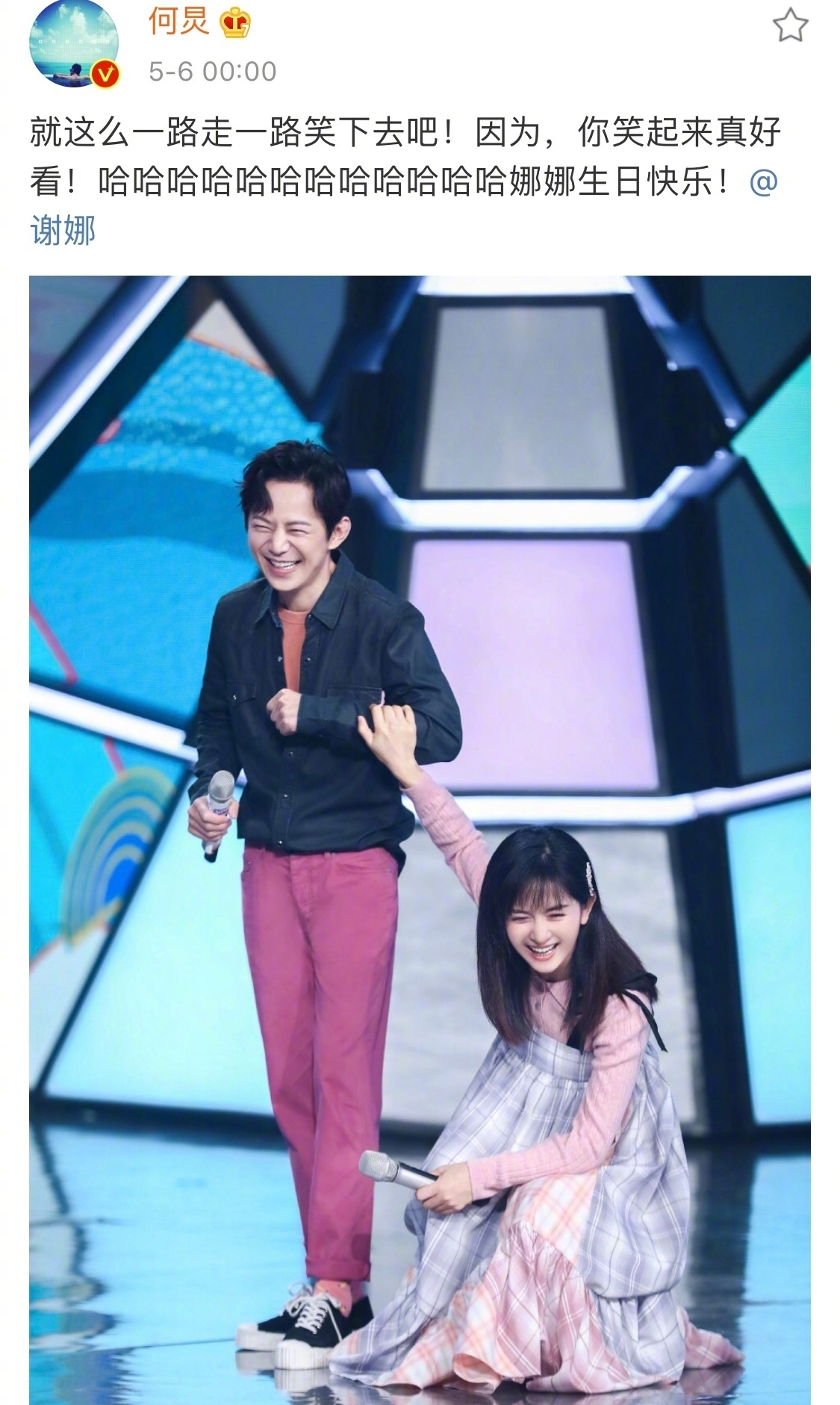 张杰谢娜晒全家福正面照,张杰谢娜晒背影照为女儿庆生