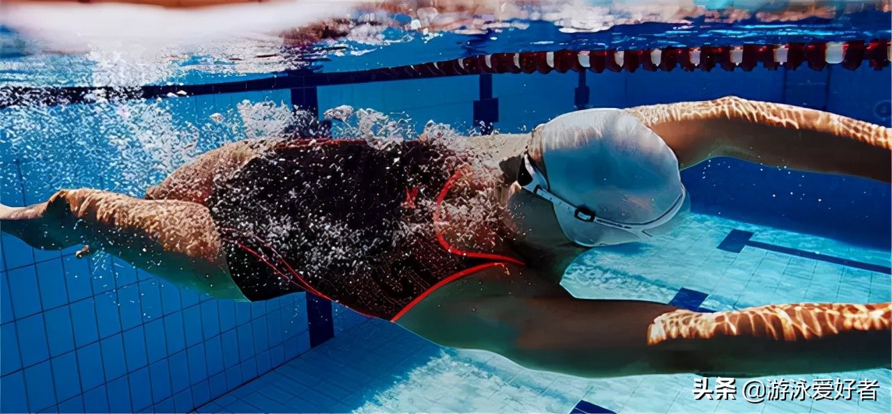 翻滚转身游泳技巧,游泳转身蹬壁技巧
