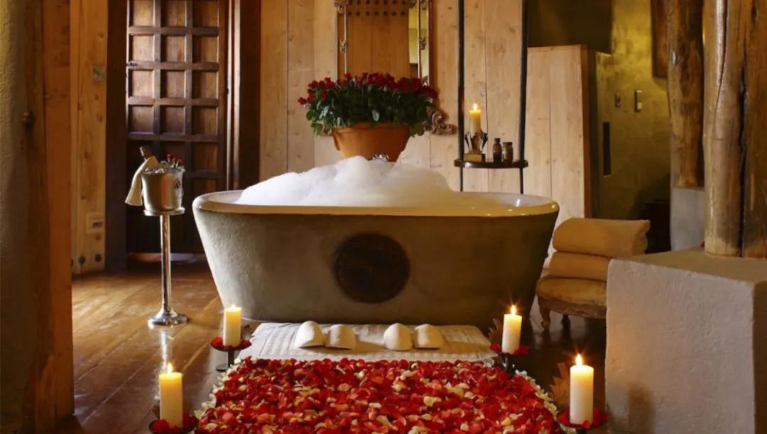 世间稀有的白色长颈鹿母子，在非洲被残忍猎杀，发现时只剩骨骼