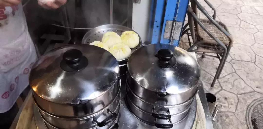 “老板儿,来十个包子,肉的哈~”都江堰人的早晨从这口油滋滋开始,这8家包子店,你最钟意哪家?