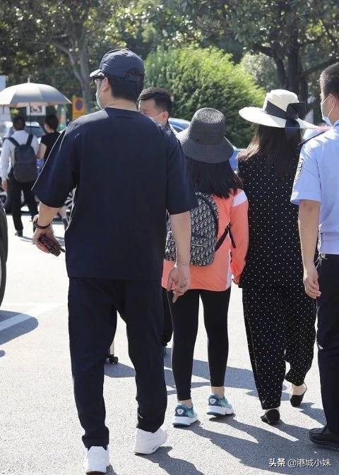 王诗龄伦敦街头大秀长腿一身名牌,李湘女儿王诗龄身高