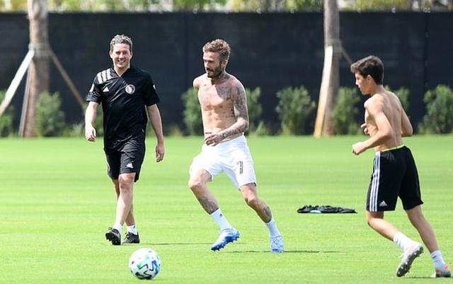 贝克汉姆抱孩子领孩子上街,贝克汉姆带儿子出现足球场