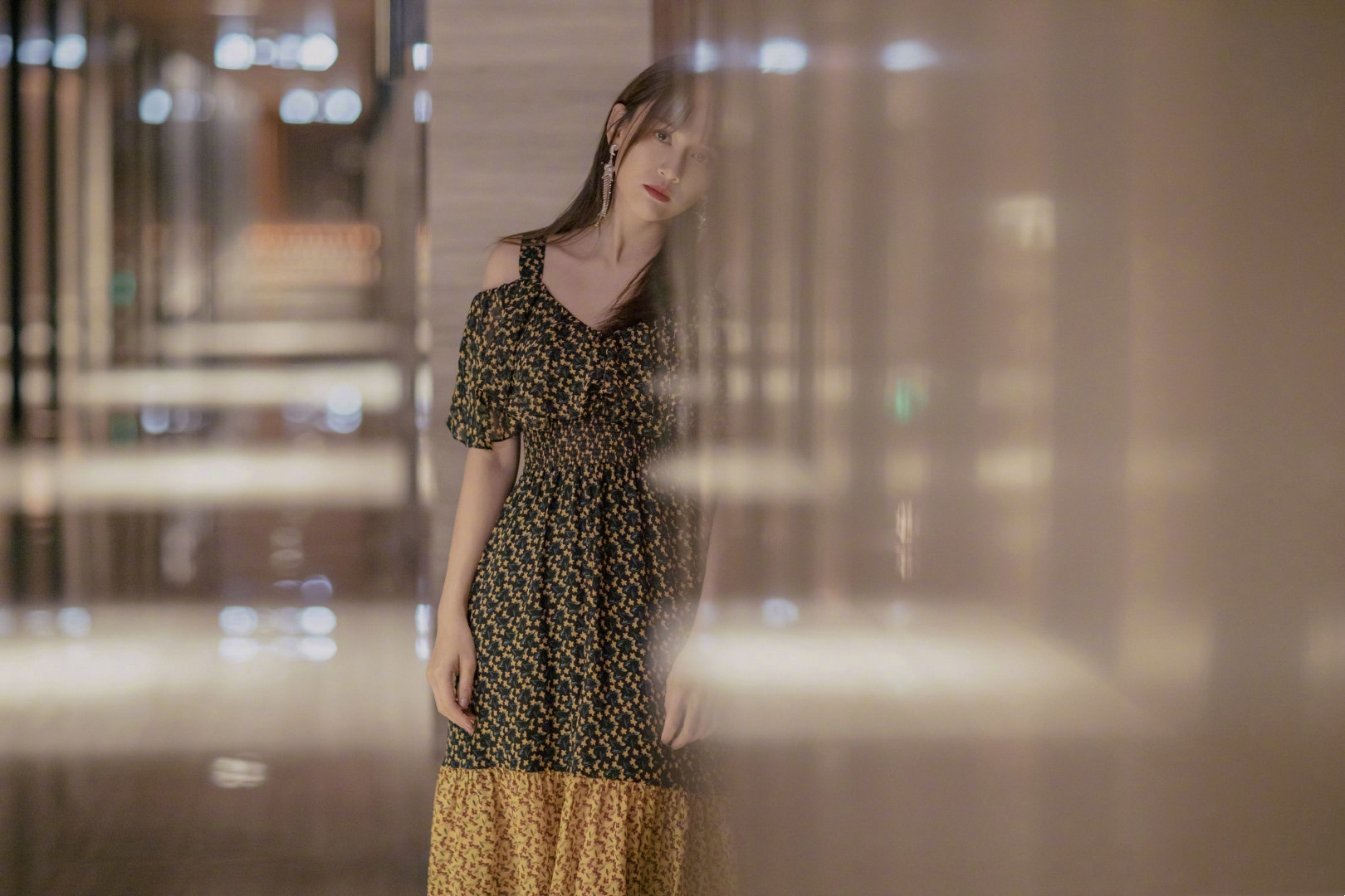 陈乔恩放飞的刘海满满的少女心,陈乔恩换装携霸道总裁惊艳登场