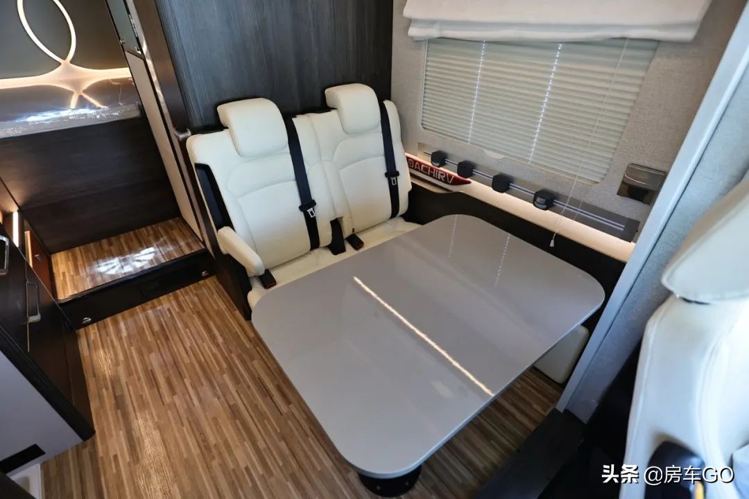 这台房车有5种充电方式，车内电器语音控制，卫生间也是干湿分离