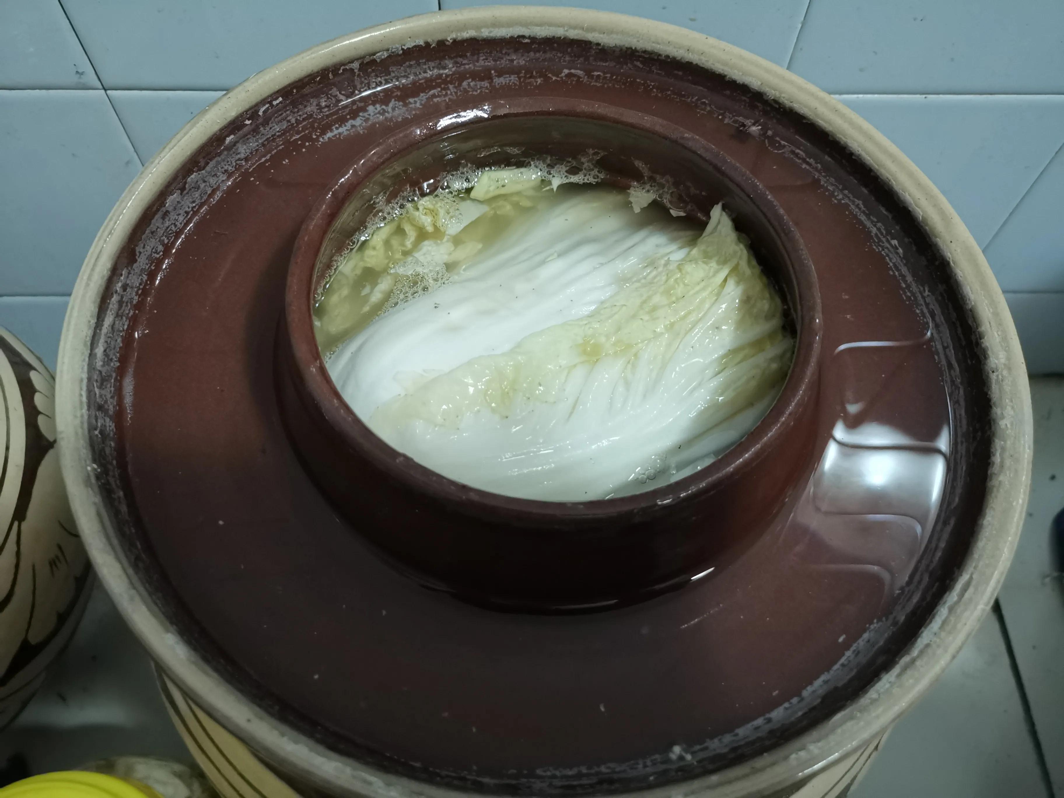 玻璃泡菜坛腌酸菜,泡菜缸里泡老坛酸菜