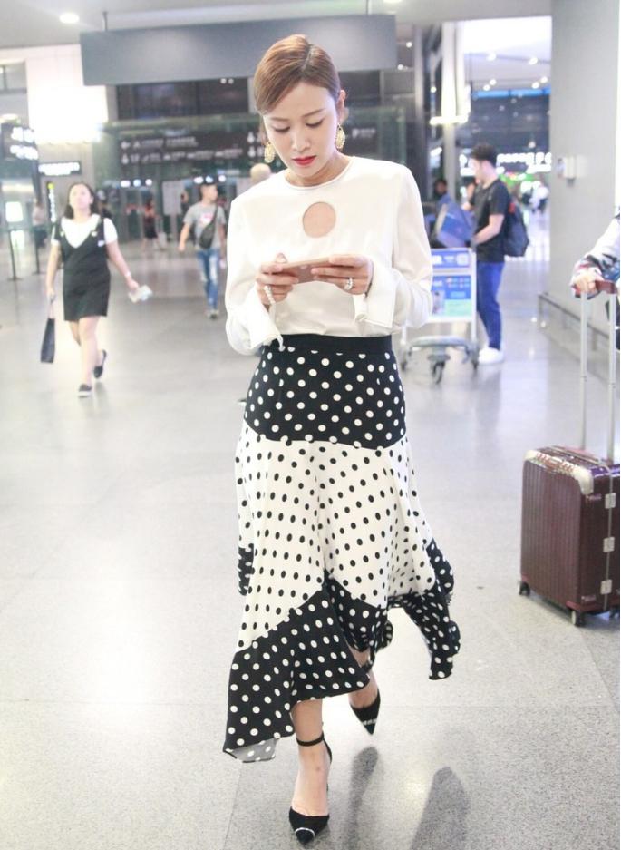 叶一茜穿缎面裙,叶一茜的穿搭还挺清凉的