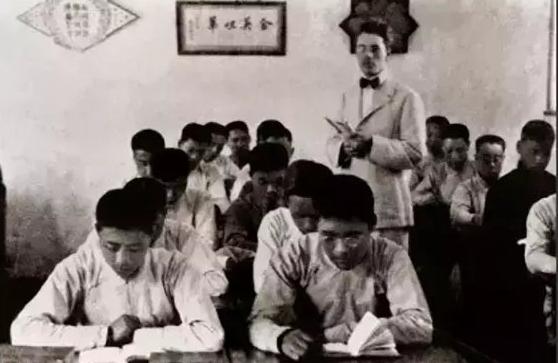 周总理最后2年，体重61斤平均40天一场手术，临终前苦等发妻