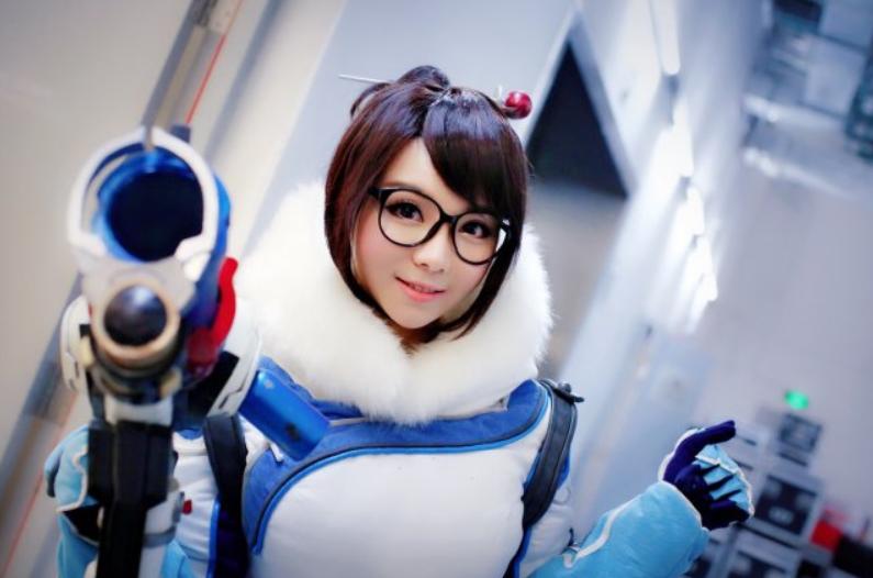 为什么女解说不能穿黑丝了？这是电竞规矩，玩家：穿旗袍不也行吗