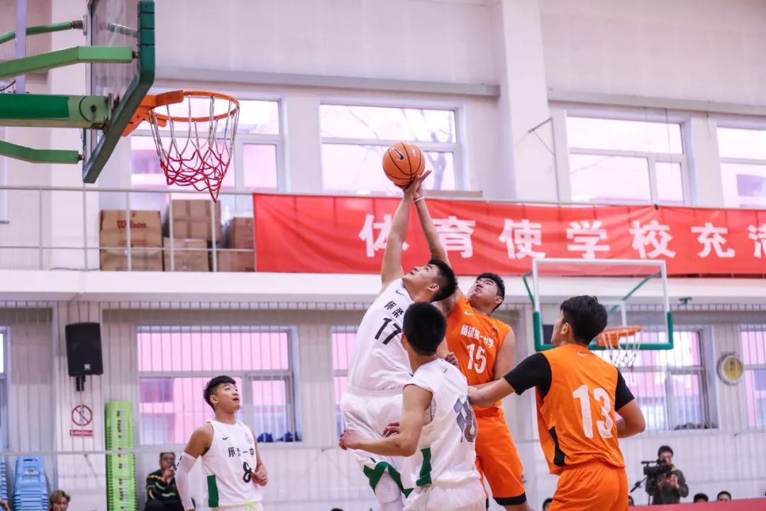 新·十六强齐亮相高中赛场惊现*力暴**隔扣丨18-19耐克高中联赛