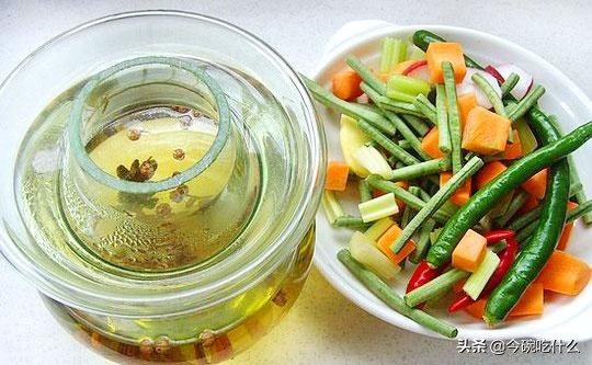 风味独特的四川泡菜制作及养护法，见证一坛传家泡菜的诞生