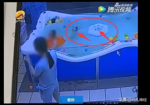 孩子不懂游泳掉水里怎么办？三种方法，关键时刻能救命
