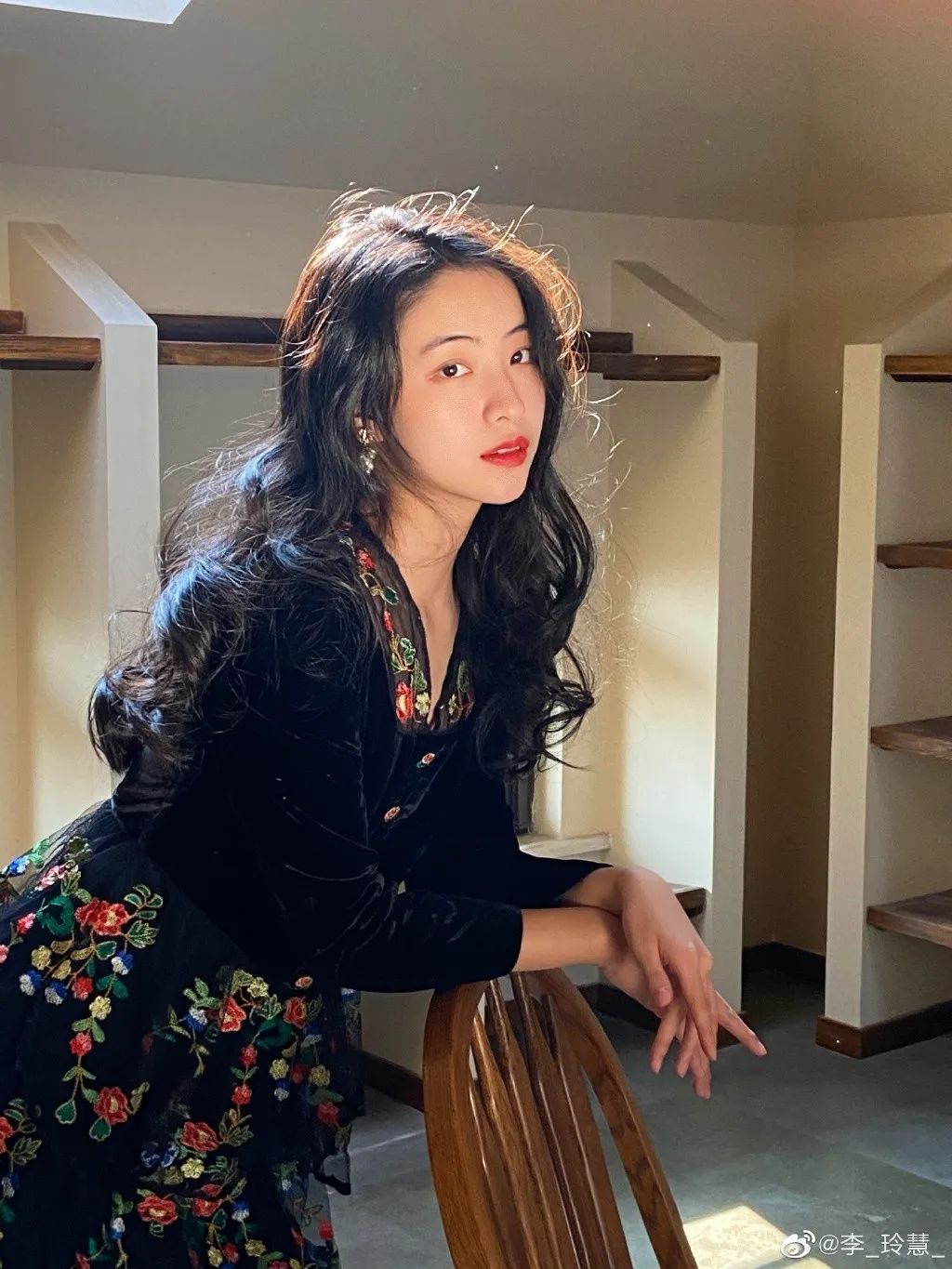 2021网红爆款发型短发戴狗啃刘海,头发2020流行发型显脸小