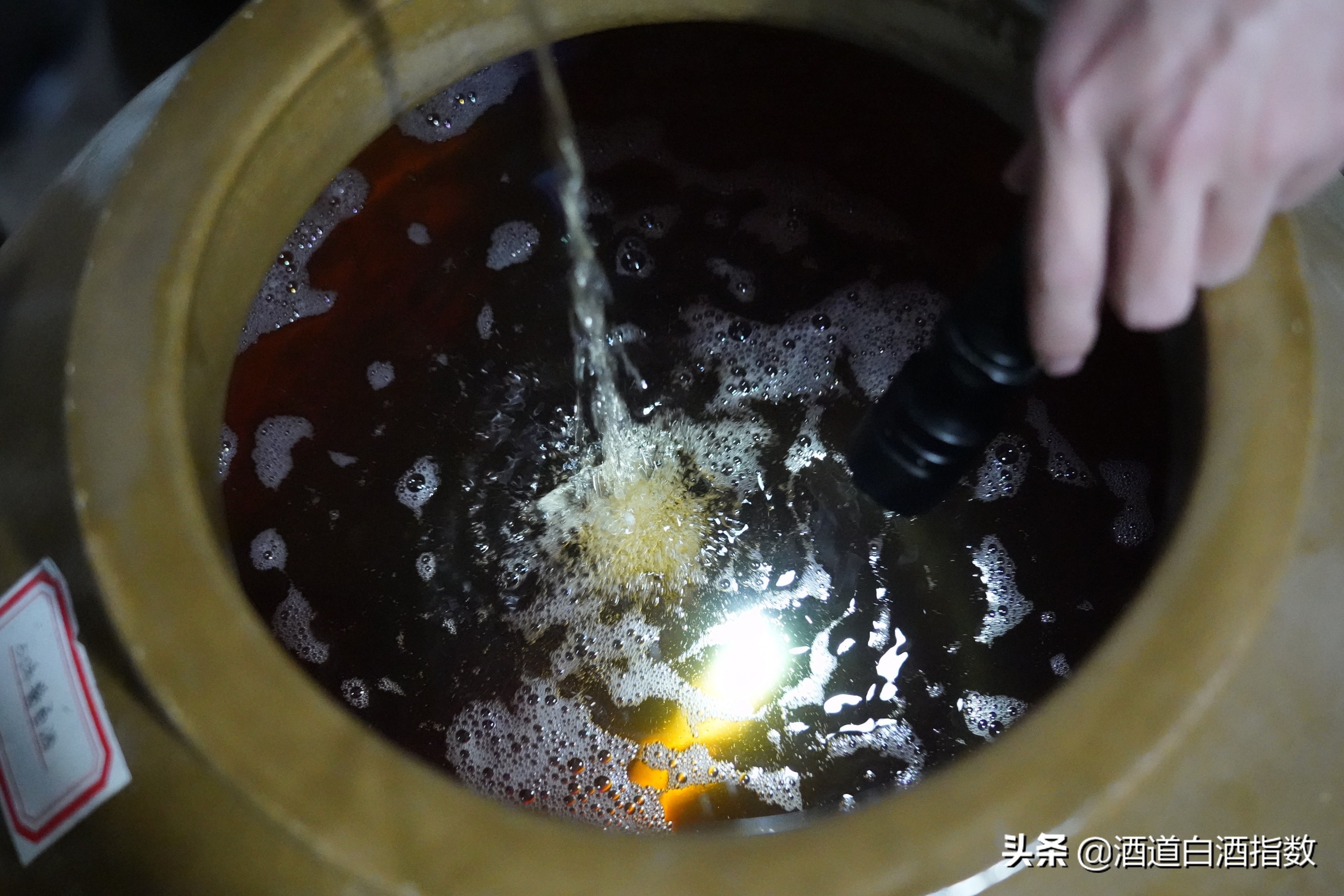 探索深藏闹市的百亿酒窖揭开清朝老酒神秘面纱——袁曦藏老酒会馆