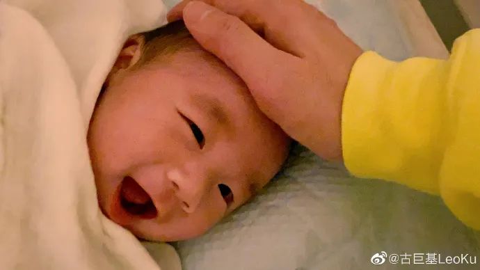 古巨基儿子正面照曝光 (古巨基和他儿子合影)