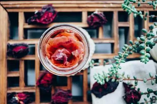 每一朵墨红玫瑰，都带着使命来到这个世界